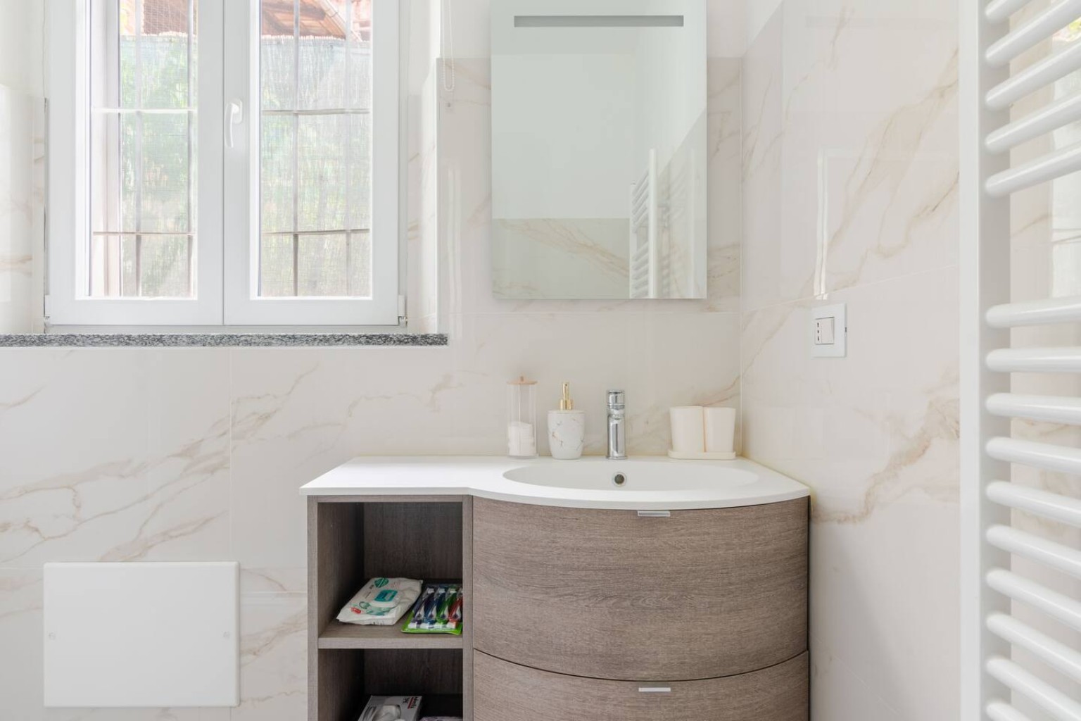 Mobile lavabo moderno davanti a una finestra