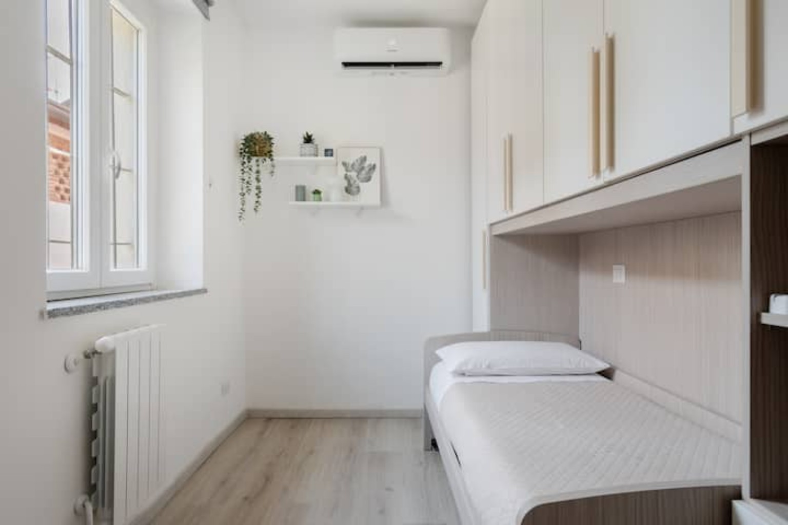 Camera con letto singolo, armadio e aria condizionata