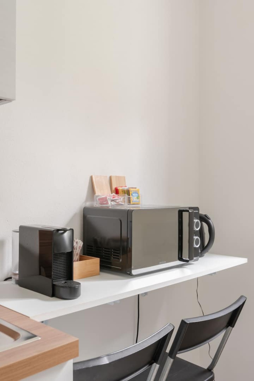 Angolo colazione con macchina da caffè, microonde e bollitore
