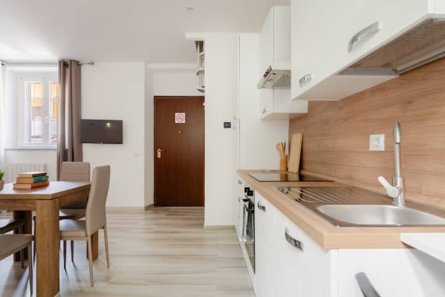 Cucina attrezzata vista dal piano di lavoro